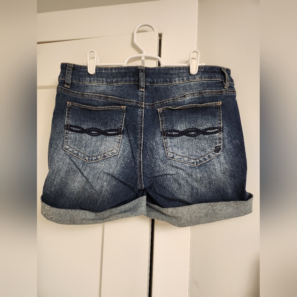 Shorts - Picture 2 of 3